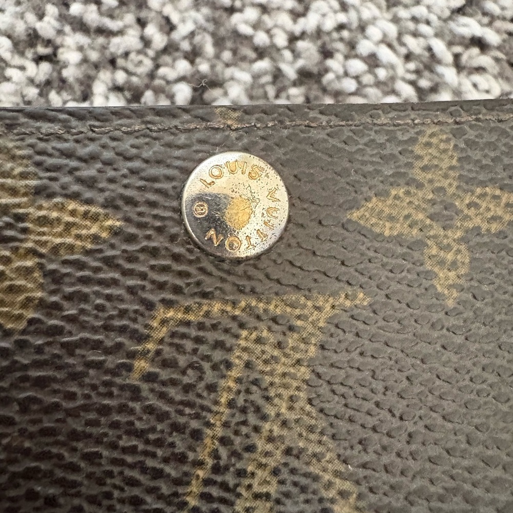 Louis Vuitton Vintage Monogram Four Key Holder - Picture 10 of 10